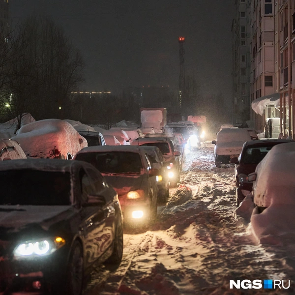 Пробки появились даже во дворах | Источник: Александр Ощепков / NGS.RU