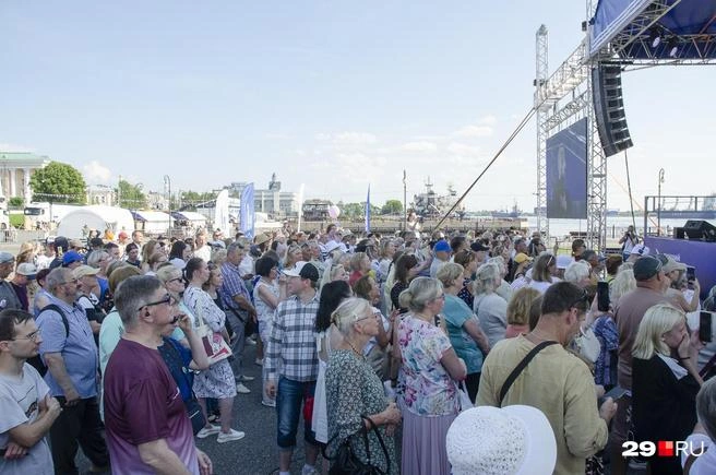 Многие услышали музыку и заглянули на Красную Пристань | Источник: Александр Тонких / 29.RU