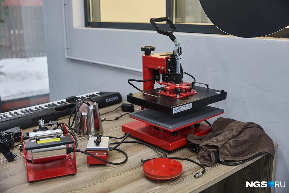 Подопечные фонда могут научиться работать на самом разном оборудовании: например, на типографском | Источник: Александр Ощепков / NGS.RU 