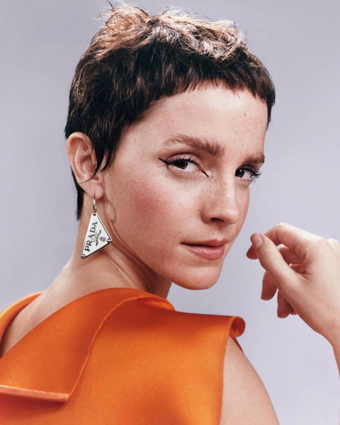 Стрижка пикси + макияж с необычными стрелками: Эмма Уотсон показала оригинальный образ в рекламе Prada