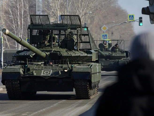 Жители выходят на улицы, чтобы запечатлеть военную технику. | Источник: Соня Радостина