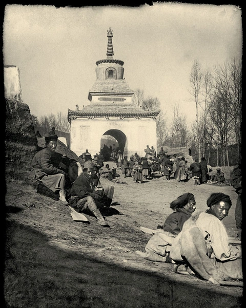 Монастырь Гумбум, февраль 1909 года. «Молящихся по случаю пребывания далай-ламы в Гумбуме было великое множество» | Источник: Петр Козлов