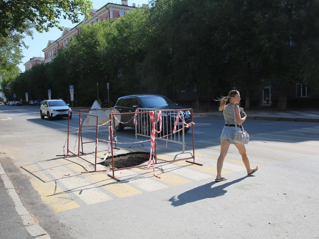 Дыра возникла на пешеходном переходе напротив дома № 28 | Источник: Константин Завриков / V1.RU