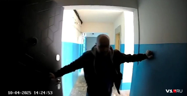 Очередное нападение мужчины на квартиру попало на видео | Источник: читатели V1.RU