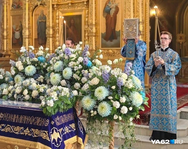 Христорождественский собор украшен цветами, перед молебном звучал колокольный звон с Соборной колокольни | Источник: Кристина Мельникова