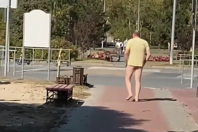 Голый мужчина гулял возле школы в Тюмени
