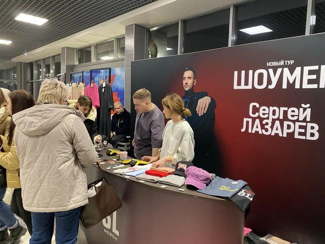 На концерте продавали мерч артиста | Источник: Ирина Господаренко / NGS22.RU
