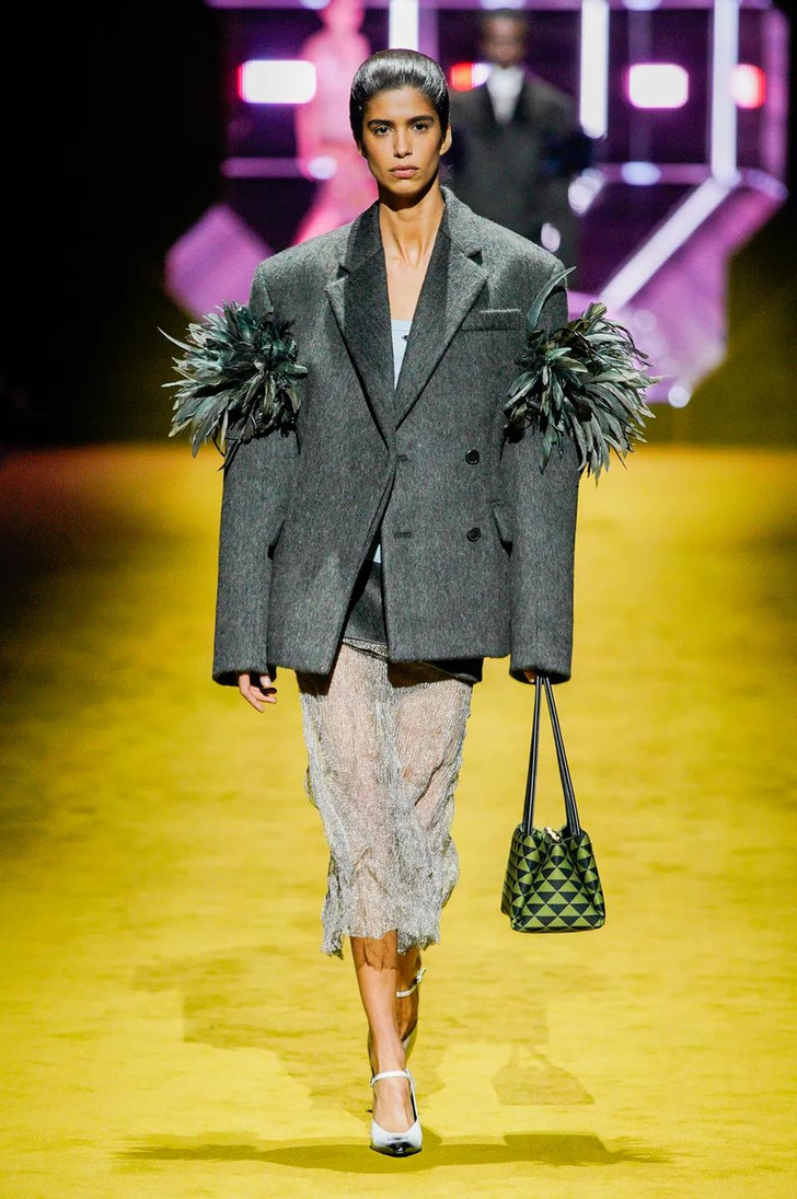 Прозрачные юбки, белые майки и мужские дубленки в новой коллекции Prada FW22