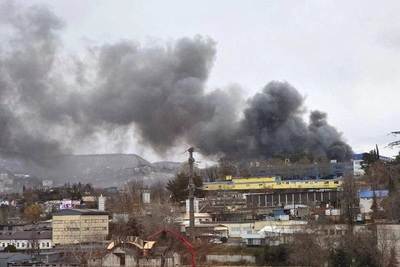 В Сочи загорелся складской комплекс, из ТЦ «Олимп» эвакуируют людей