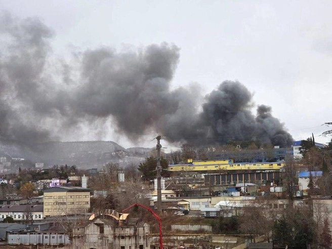 Пожар разгорелся рядом с крупным ТЦ | Источник: Сочи Онлайн / Telegram