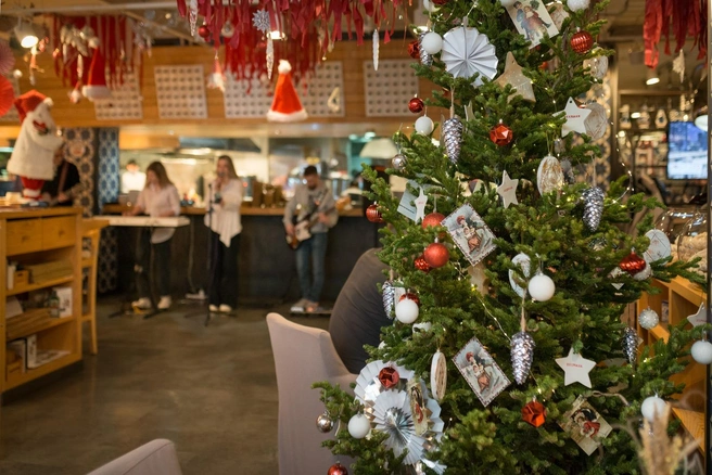 Гостей ждут по-новогоднему украшенные интерьеры и атмосфера праздника | Источник: BEERMAN