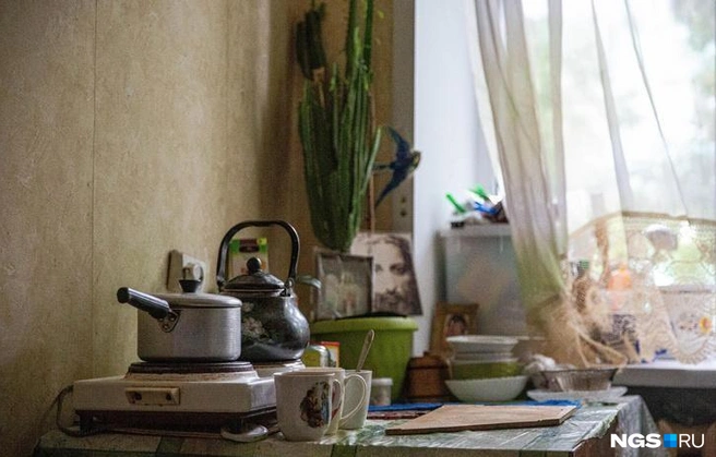 Женщины живут в маленькой комнате примерно 8 лет | Источник: Александр Ощепков / NGS.RU