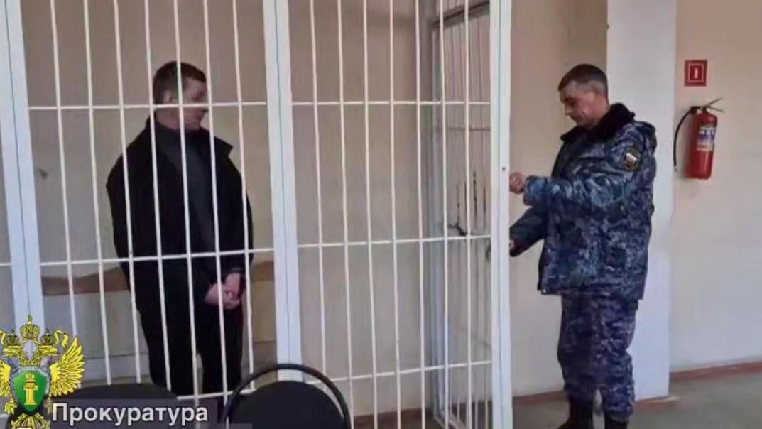 Двое полицейских прикарманили наркотики и взятку в 100 тысяч рублей в Приморье — их задержали 