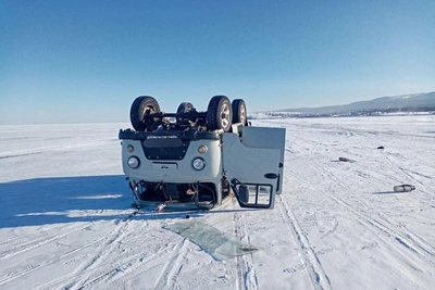 UAZ crash on Baikal ice kills Chinese tourist