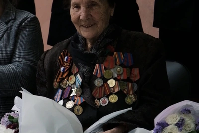 Акция «Парад у дома ветерана» в Астрахани к 81-летию Победы
