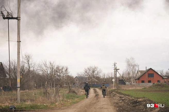 Увидев «охранника», мальчики испугались и уехали | Источник: Дарья Паращенко / 93.RU