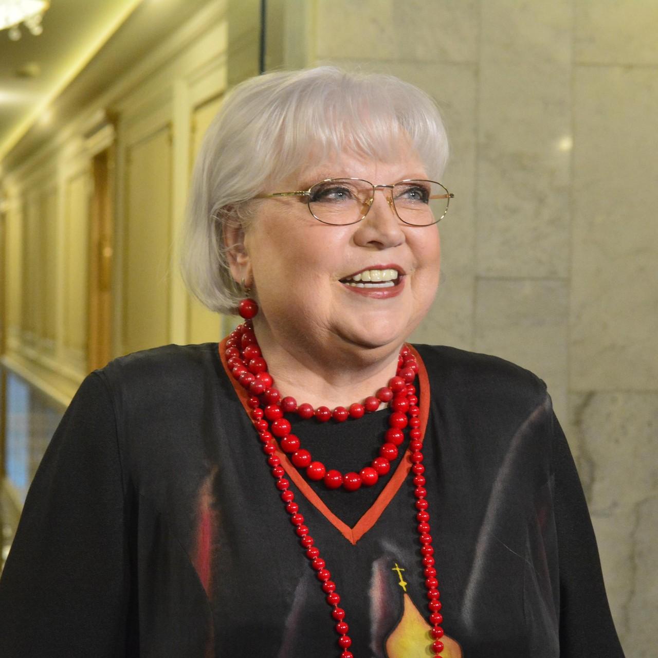 Светлана Крючкова в инвалидном кресле на премии Михалкова: «Перекосило после осложнений от ковида»