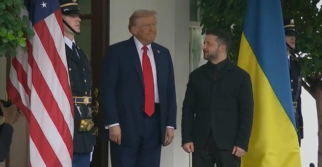 Зеленский прибыл в Белый дом на встречу с Трампом — в костюме, но без галстука | Источник: Кадр из трансляции Reuters 