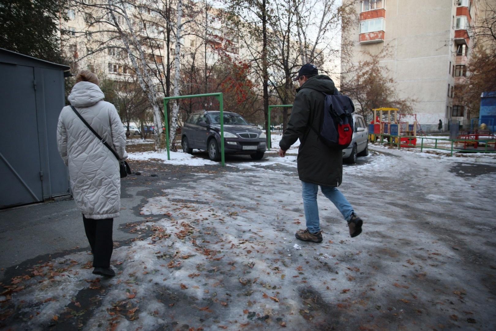 Как на катке! Тюмень сковало льдом, по городу опасно ходить — фото