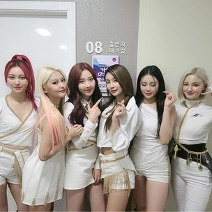 Весенние луки от девчонок из MOMOLAND на каждый день