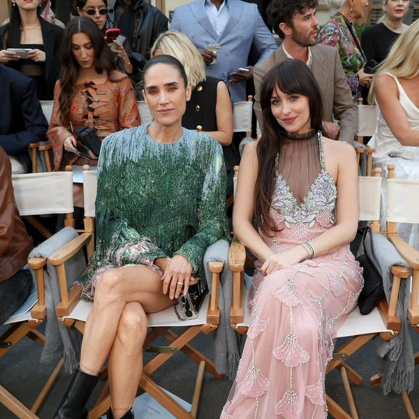 Дженнифер Коннелли и Дакота Джонсон на Vogue World 2025. Фото: Vogue.