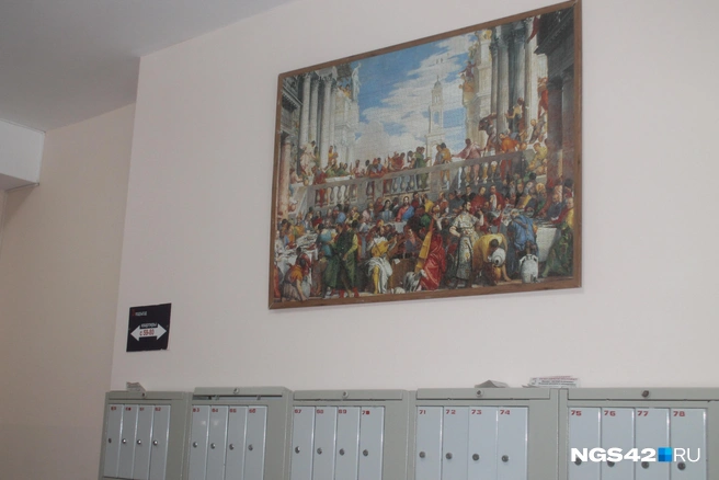 Подъезд украшают картины | Источник: Елена Гуськова / NGS42.RU