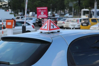 Новосибирские автошколы отменили практику в центре: подробности