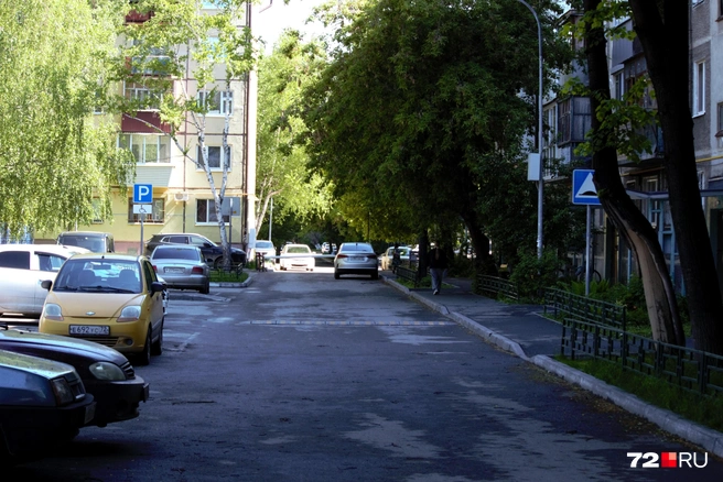 Мест для машин очень много. Возникает ощущение, что авто здесь у каждого  | Источник: Павел Красоткин / 72.RU 
