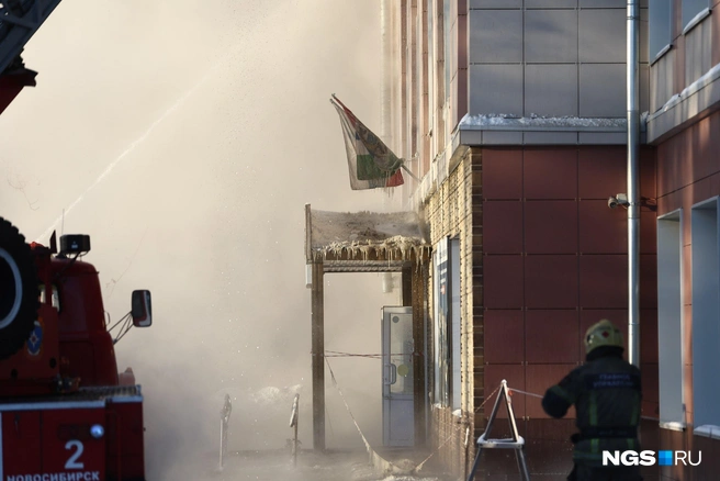 Всех людей вывели из здания&nbsp;— эвакуировали 670 человек. Предварительно, никто не пострадал | Источник: Александр Ощепков / NGS.RU