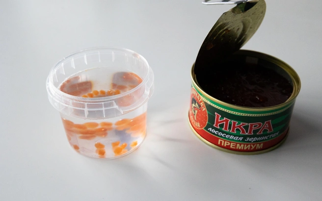 Вода не красная, икринки посветлели&nbsp;— значит, можно есть | Источник: Наталья Лапцевич / 74.RU