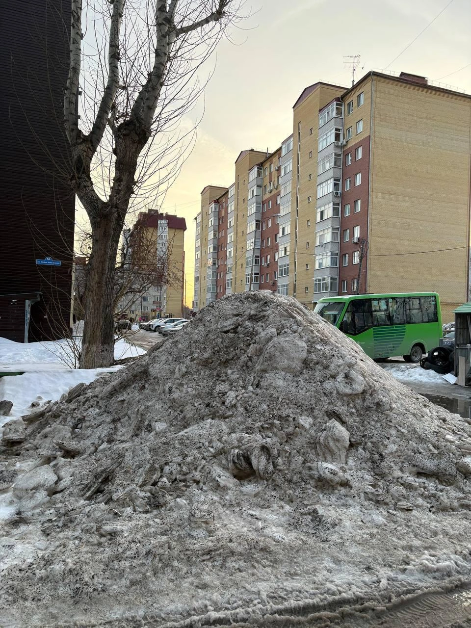 И не в одном только дворе сугробы выше машин. Это фото с Холодильной  | Источник: Читатель 72.RU 