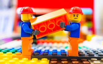 «Самоскрепляющиеся кубики»: как конструктор Lego покорил мир