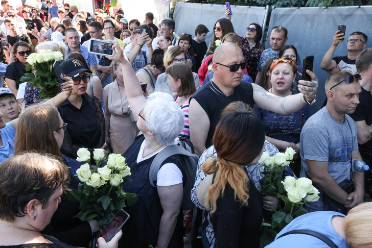 Плачут и несут белые розы: поклонники с ночи выстраивались в очереди, чтобы проститься с Юрием Шатуновым