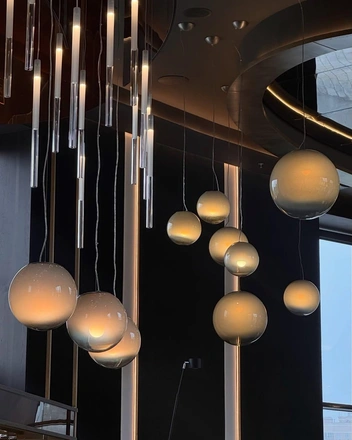 Круглые стеклянные люстры вблизи | Источник: lounge_bar_park_krasnodar / Instagram.com (экстремистская организация, деятельность запрещена на территории РФ)