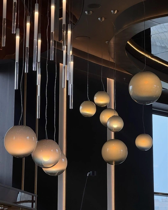 Круглые стеклянные люстры вблизи | Источник: lounge_bar_park_krasnodar / Instagram.com (экстремистская организация, деятельность запрещена на территории РФ)