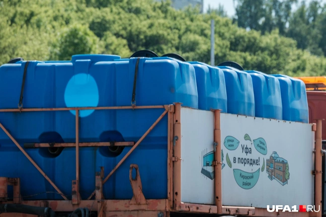 Тары с водой тоже синие | Источник: Булат Салихов / UFA1.RU
