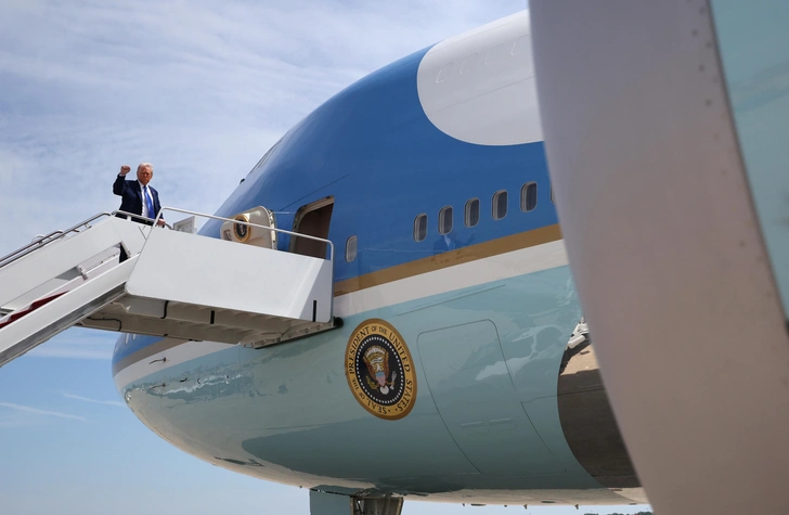 Президент Дональд Трамп садится на борт Air Force One 12 мая 2025 года на совместной базе Эндрюс, штат Мэриленд. Президент Трамп едет в Саудовскую Аравию, которая станет первой остановкой его четырехдневного визита на Ближний Восток и первой международной поездкой за его второй срок | Источник: Getty Images