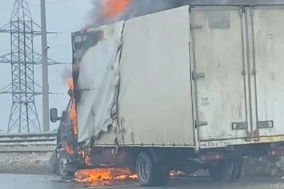 Грузовик загорелся на Кольцовском тракте под Екатеринбургом