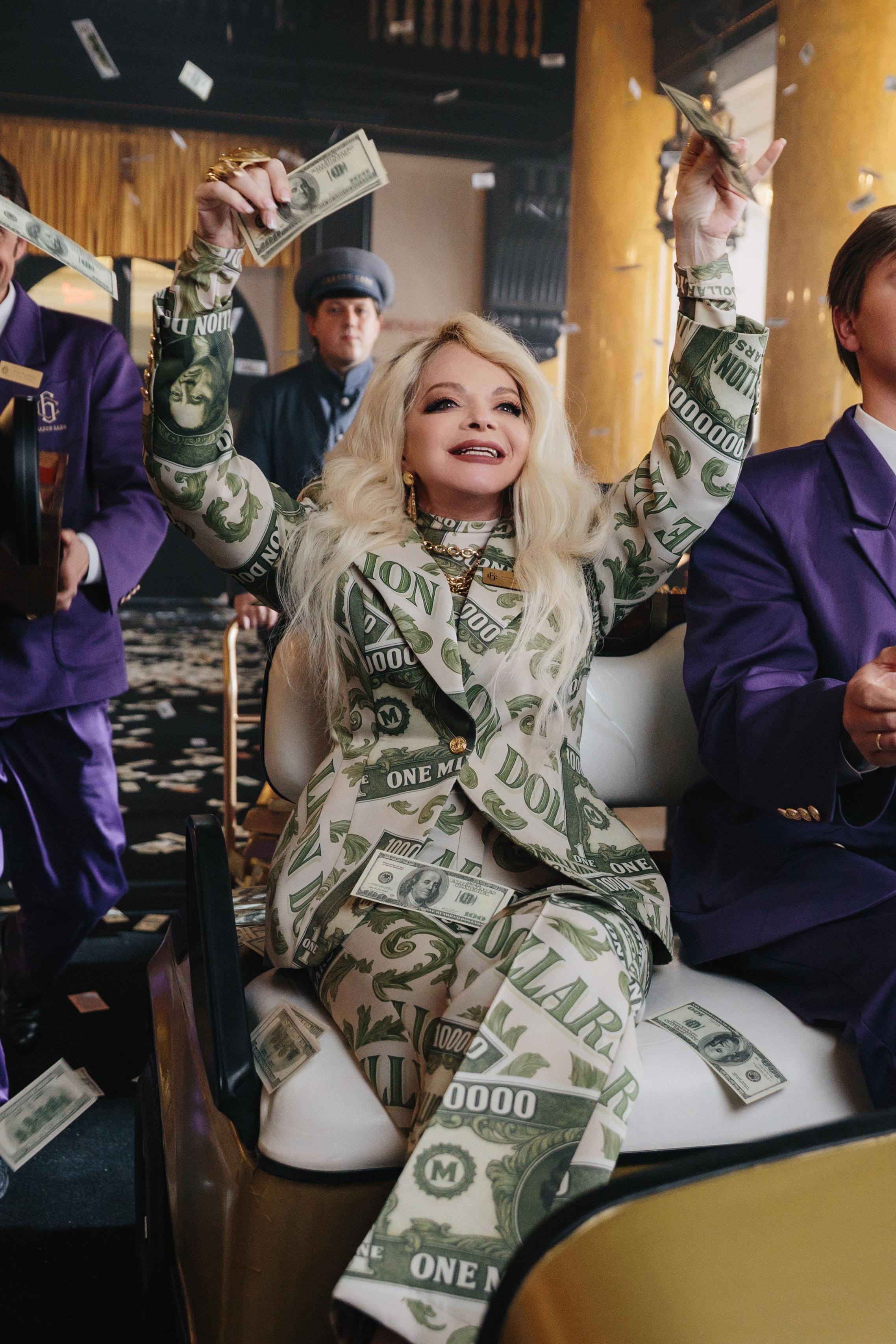 «За деньги да!»: Лариса Долина купается в долларах и поет хит Инстасамки — звезда удивила всех