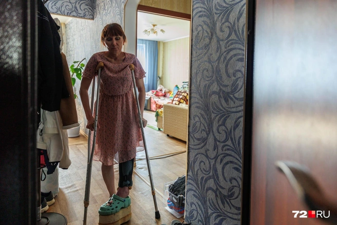 Женщина стоит в очереди на квартиру, но получить ее пока не получается. Перед ней&nbsp;— сотни других ожидающих | Источник: Ирина Шарова / 72.RU