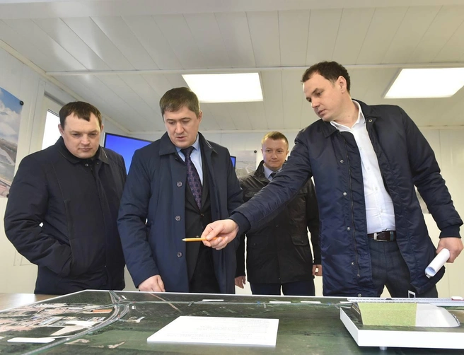 Пойман момент, когда Денис Останин (справа) представляет губернатору Дмитрию Махонину (в центре) проект нового выезда с промузла «Осенцы». Фото сделано три года назад | Источник: Дмитрий Махонин / Telegram