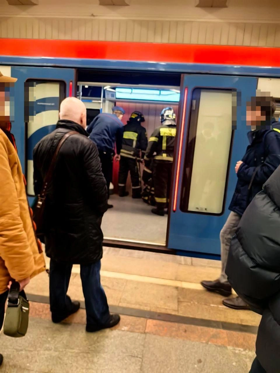 Спасатели и медики осматривают место ЧП | Источник: Москва с огоньком / T.me