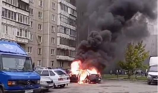 Под окнами многоэтажки на Северо-Западе сгорела машина (видео)