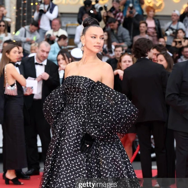 Одной из первых на ковровой дорожке оказалась модель Ирина Шейк | Источник: Getty Images / Daniele Venturelli