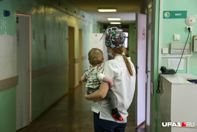Здесь лежат дети разных возрастов, есть и совсем малыши
