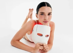 Новая LED-маска Therabody, которую рекламирует Кендалл Дженнер: характеристики и цена