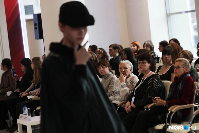 Члены жюри оценивали дизайнеров офлайн и онлайн&nbsp;— с помощью прямой трансляции | Источник: Андрей Бортко / NGS.RU 