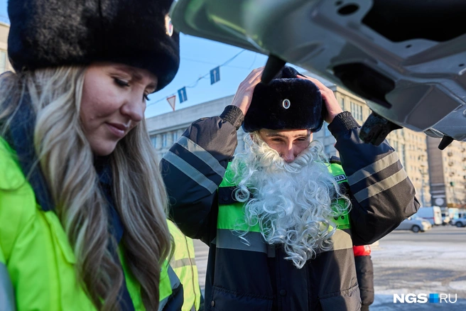 Один из сотрудников ГАИ Новосибирска нарядился Дедом Морозом | Источник: Александр Ощепков / NGS.RU