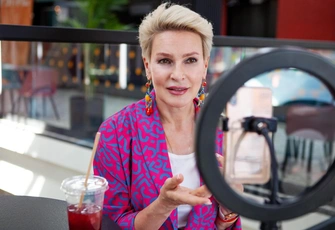 «Подруга ведет тренинги счастья, а потом рыдает мне в трубку»: изнанка образа