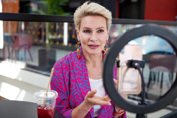 «Подруга ведет тренинги счастья, а потом рыдает мне в трубку»: изнанка образа